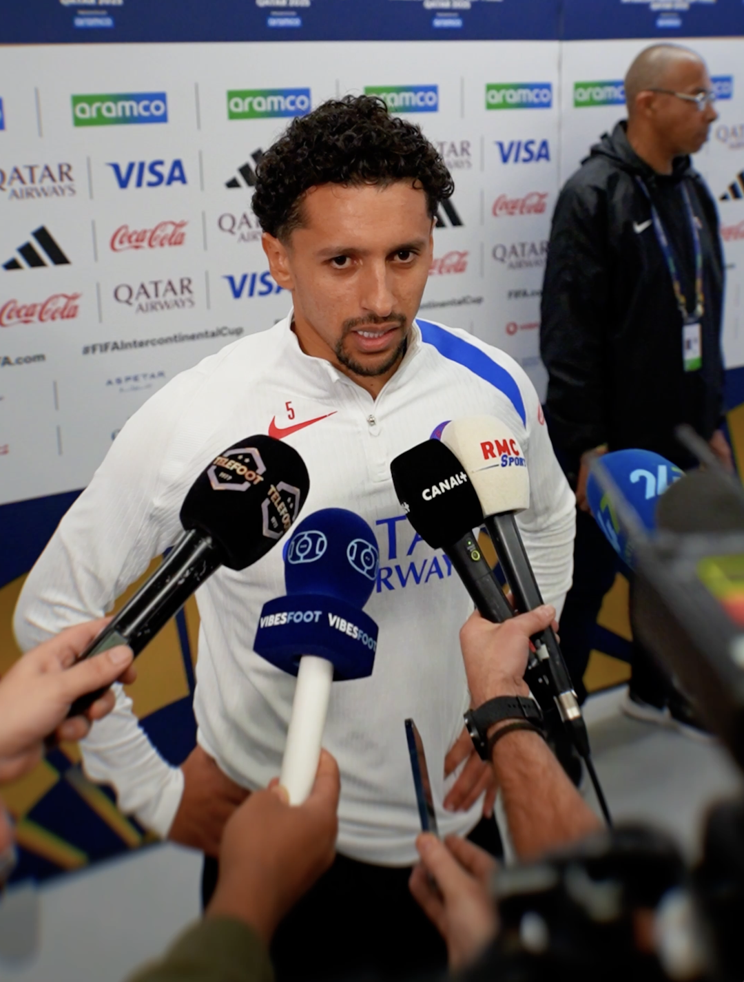 Interview d'après-match avec micro estampillé Vibes Foot